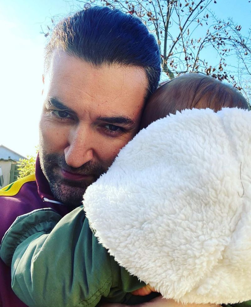 Smiley este &icirc;n culmea fericirii, de c&acirc;nd fetița lui a venit pe lume