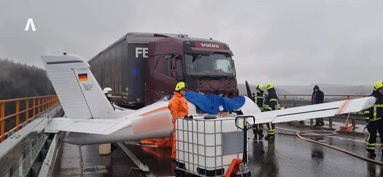 Accident &icirc;ntre un TIR și un avion de mici dimensiuni 