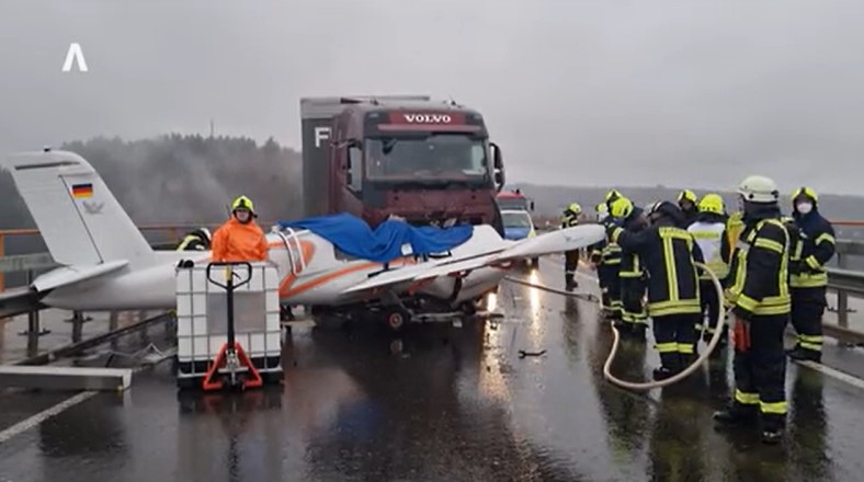Accident &icirc;ntre un TIR și un avion de mici dimensiuni 