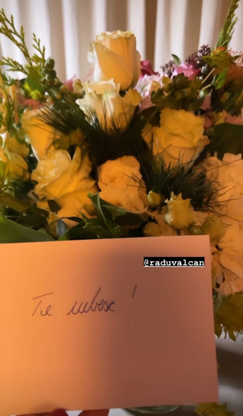 Buchetul pe care Radu Vâlcan i l-a trimis soției lui Radu Vâlcan i-a trimis un buchet de flori Adelei Popescu