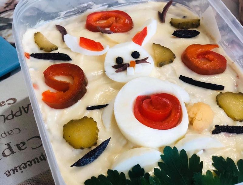 5 idei &icirc;ndrăznețe pentru ornarea salatei de boeuf de Crăciun