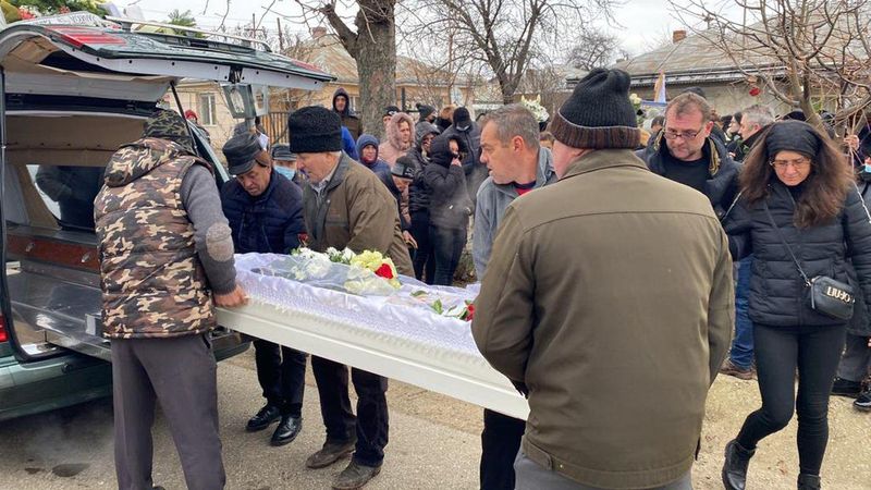 Bunica tinerei, strigăte de jale la căpătâiul acesteia