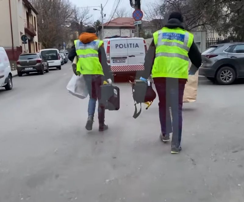 Saci întregi de probe au fost ridicați de polițiști