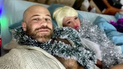 Culturistul care s-a căsătorit cu o păpușă gonflabilă și-a dat la schimb „nevasta” pentru niște modele noi! Ce planuri are cu noile „soții” de Crăciun?