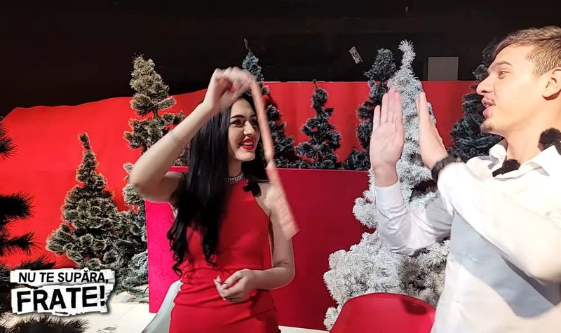 Bianca și Cristian Comănici au &icirc;mpodobit pomul de Crăciun &icirc;n 5 minute