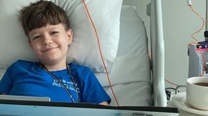 Un copil se luptă de 3 ani să învingă cancerul
