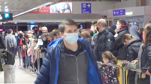 A intrat în vigoare o nouă măsură pentru accesul în țară! Noua procedură a creat haos, azi-noapte, în aeroportul Otopeni:"Nu o să mai vin acasă!"