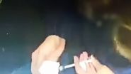 Femeia golea seringa de ser înainte de a introduce acul în braț
