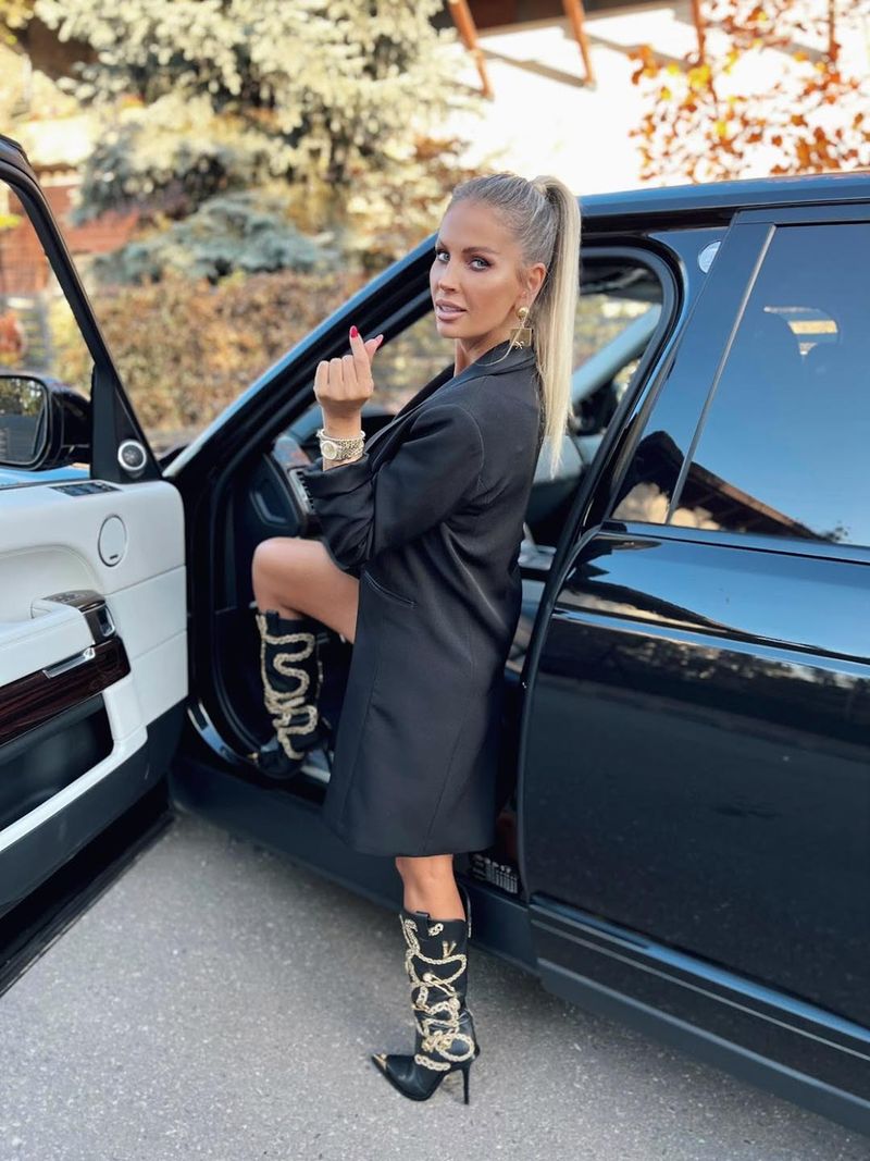 Andreea Bănică, pregătită să-i facă o vizitiă medicului estetician!