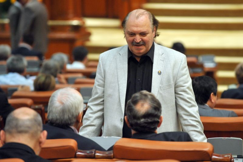 Adrian Năstase, mesaj emoționant despre Victor Socaciu. Ultima dată când l-a vizitat, artistul a uitat un obiect în biroul fostului premier: &quot;Simbol al unor promisiuni nerealizate&quot;