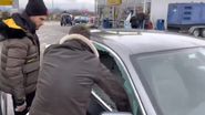 Iancu a pierdut cheile mașinii și a fost nevoit să spargă geamul