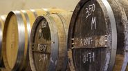 Vinarsul se ține la macerat în butoaie de stejar