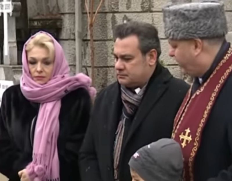 Ionuț Dolănescu a &icirc;mpărțit colivă și pachete la morm&acirc;ntul tatălui său