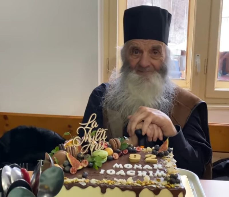 Părintele Ioachim slujește la mănăstirea Măgura, din comuna Jina