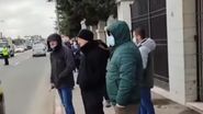 Un bărbat s-a urcat pe un stâlp și a refuzat să coboare