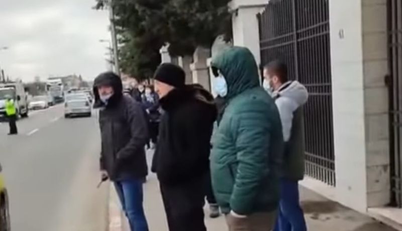 Un bărbat s-a urcat pe un stâlp și a refuzat să coboare