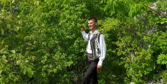 Adi e polițist și cântă muzică populară Play AJ