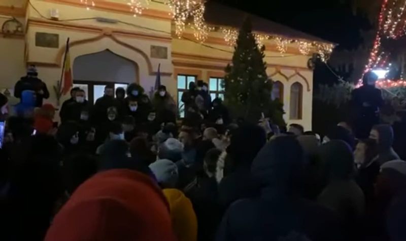 Bărbatul a decedat la spital, după ce a fost lovit în cap cu o piatră