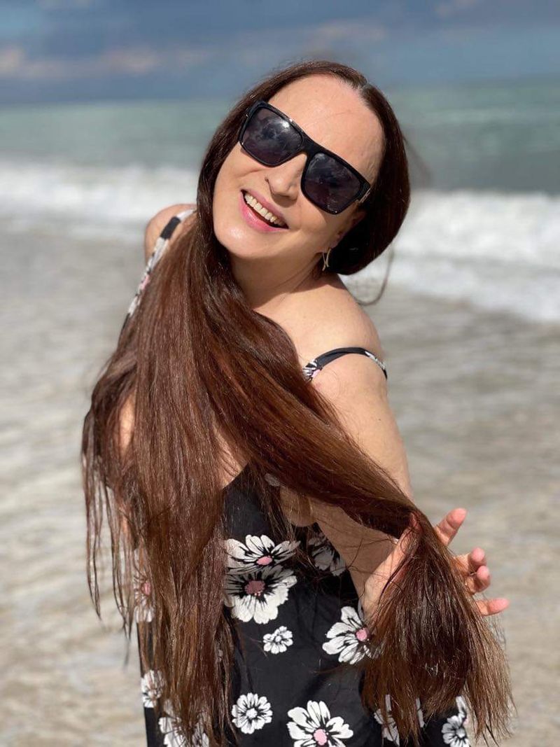 Maria Dragomiroiu, într-un costum de baie cu un decolteu generos