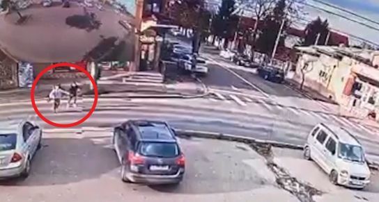 Cele două eleve au fost lovite &icirc;n plin pe trecerea de pietoni