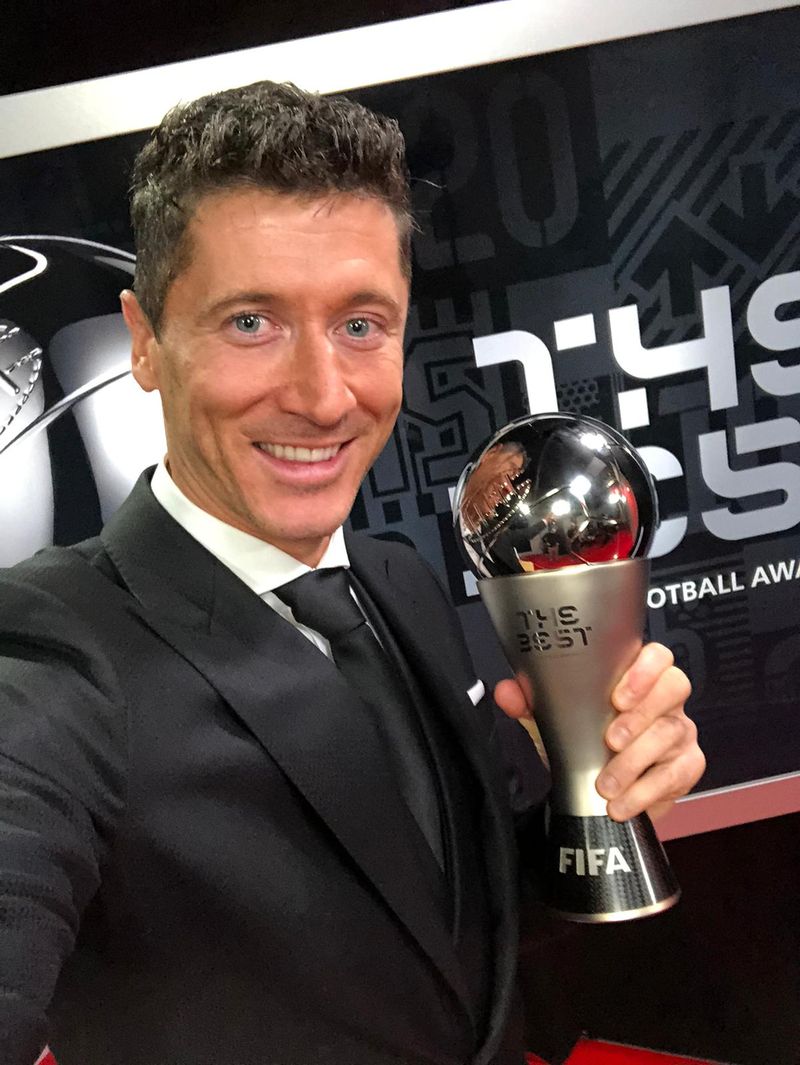 Robert Lewandowski i-a „luat fața” lui Lionel Messi pentru titlul de Fotbalistul Anului 2021