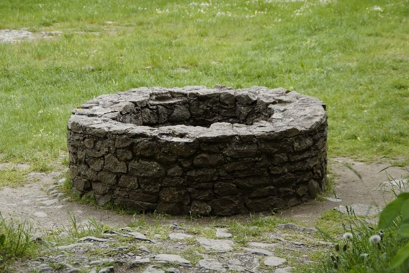 O femeie din Vrancea a fost găsită moarta într-o fântână