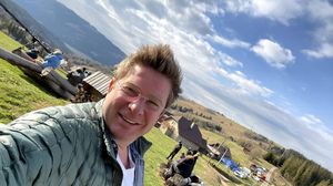 Cum arăta Pavel Bartoș în tinerețe. Colegul lui Smiley avea părul lung și voia să arate ca Tom Cruise