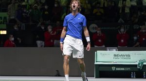 Pe Novak Djokovic l-au expediat, pe el l-au lăsat să stea bolnav