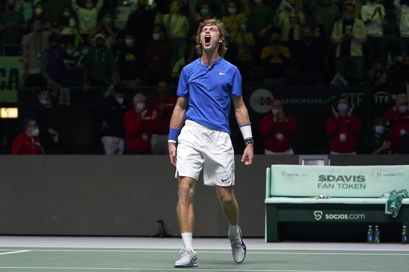 Pe Novak Djokovic l-au expediat, pe el l-au lăsat să stea bolnav