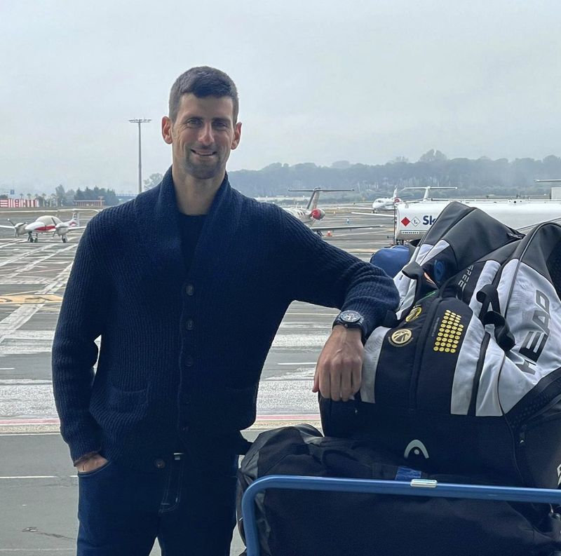 Pe Novak Djokovic l-au expediat, pe el l-au lăsat să stea bolnav