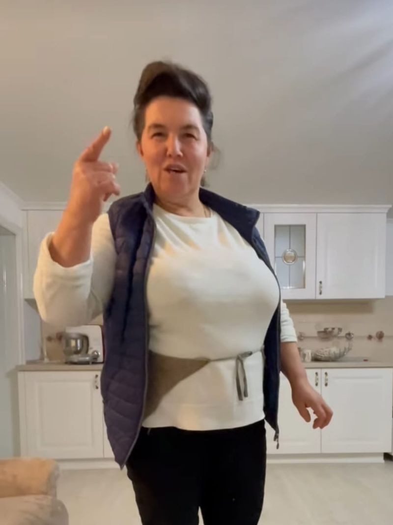Mama Geta face presiuni asupra fiului ei, pentru a se căsători