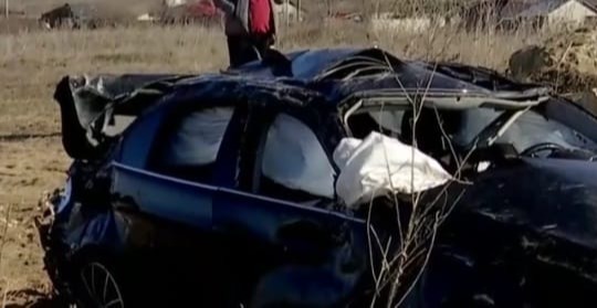 Șoferul a pierdut controlul volanului, iar mașina s-a răsturnat pe câmp