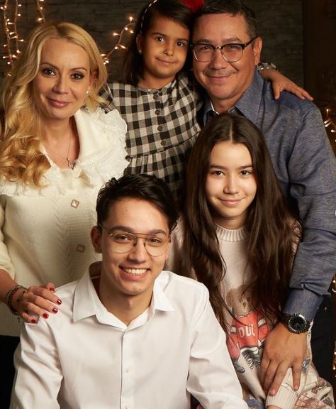 Victor Ponta și Daciana S&acirc;rbu au adoptat o fetiță