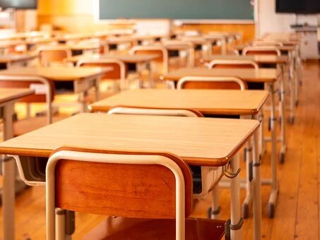 Un elev a murit în sala de clasa, la o zi după ce a ieșit din izolare