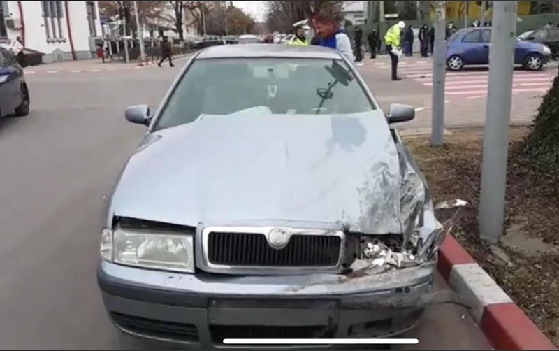 Mașină de poliție, implicată &icirc;ntr-un accident rutier, &icirc;n Alexandria