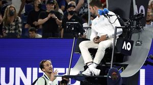 Daniil Medvedev l-a făcut „praf” pe arbitrul de scaun în meciul câștigat în fața lui Stefanos Tsitsipas