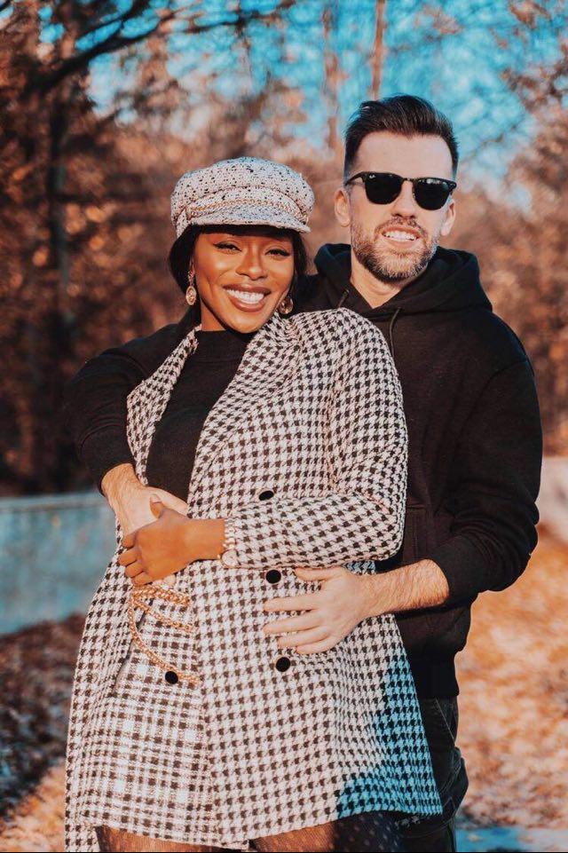 Mulți ar spune că e o glumă! Cum se &icirc;nțeleg, de fapt, tatăl lui Florin Ristei și Naomi Hedman, iubita artistului