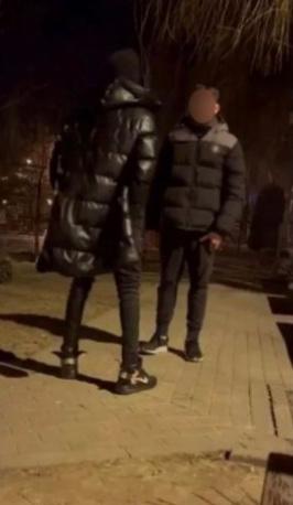 Tânăr din Pitești, bătut cu bestialitate și lăsat inconștient de un scandalagiu cu cagulă „Vreau să merg acasă să învăţ