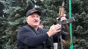 Președintele Belarusului, Aleksandr Lukașenko, a declarat într-un interviu că Președintele Rusiei, Vladimir Putin, i-a promis că îl va face colonel în armata rusă