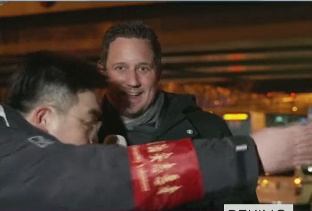 Un reporter a fost săltat în timpul live-ului de la Jocurile Olimpice din Beijing
