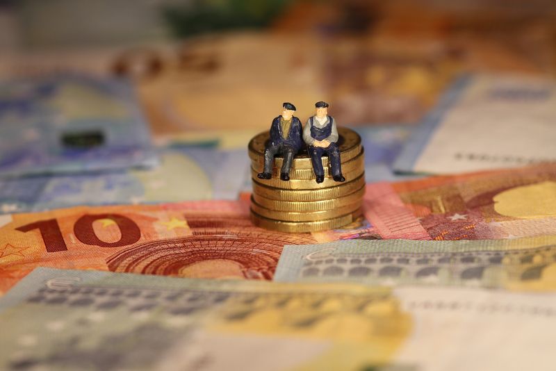 Românii care au muncit mai puțin de 15 ani vor avea o pensie minimă