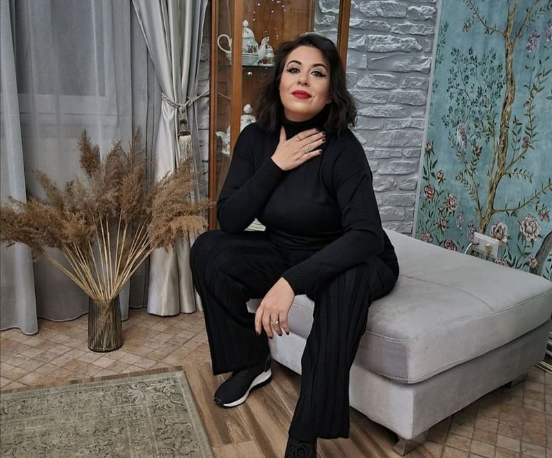 Oana Roman, probleme cu actele