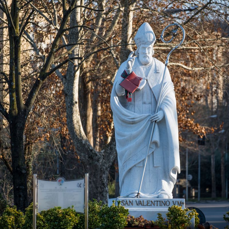 Cine a fost, de fapt, Sfântul Valentin, protectorul îndrăgostiților. Pe ce dată este sărbătorit martirul
