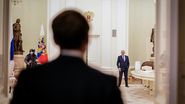Vladimir Putin și Emmanuel Macron, cavalerii mesei de 6 metri, au negociat la „distanță”. Ministrul apărării, Vasile Dîncu