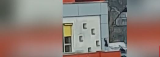 O copilă, filmată pe acoperișul grădiniței în timp ce făcea piruete, în Cluj