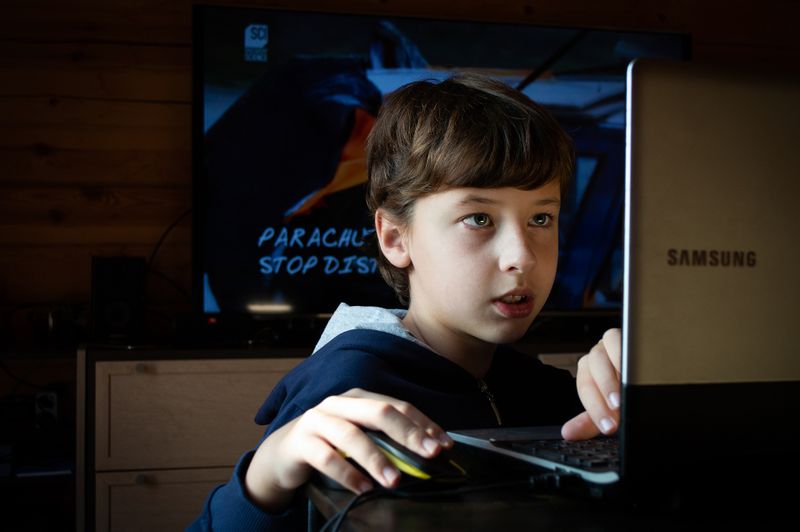 Unul din zece copii este umilit aproape zilnic pe rețelele sociale. Psihologul Keren Rosner