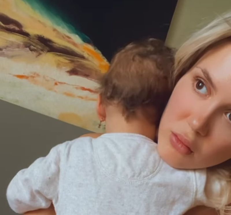 Fetița lui Emily Burghelea nu se poate opri din plâns