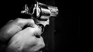 Un elev din Vâlcea a intrat în școală cu un pistol