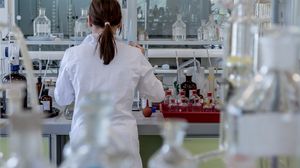Un transplant de celule stem a vindecat un pacient infectat cu HIV