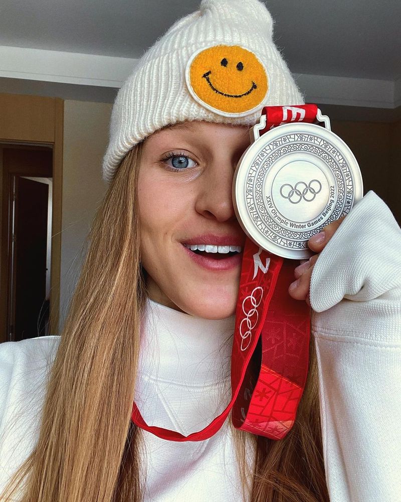 Julia Marino a fost forțată să se retragă în plină probă de snowboard big air la Jocurile Olimpice de Iarnă de la Beijing din cauza unui sponsor